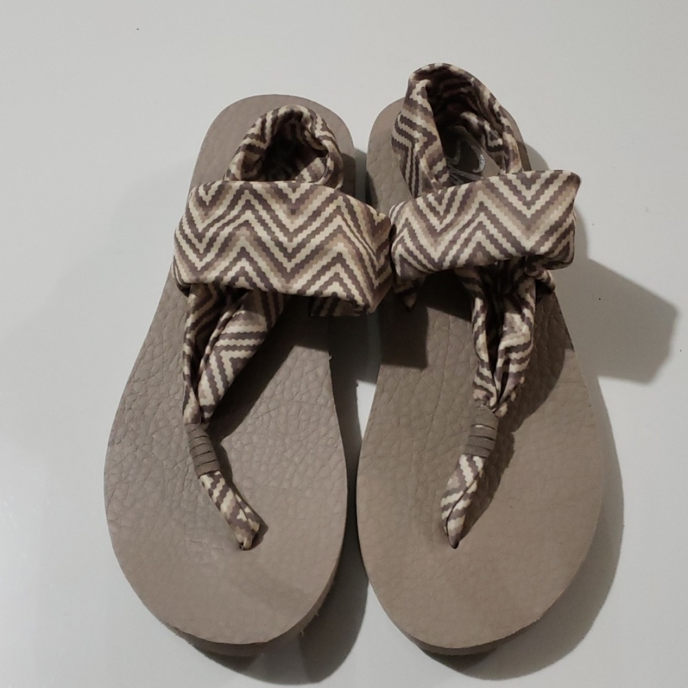 Skechers Tan Yoga Flip Flops Size 7